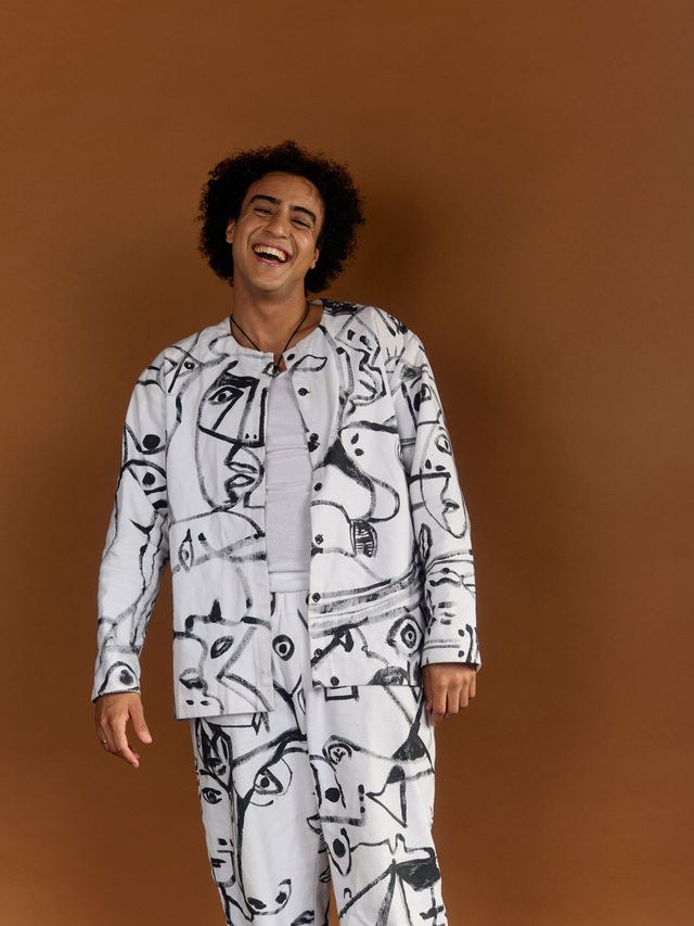 Adam El Mouna riant dans un ensemble peint à la main